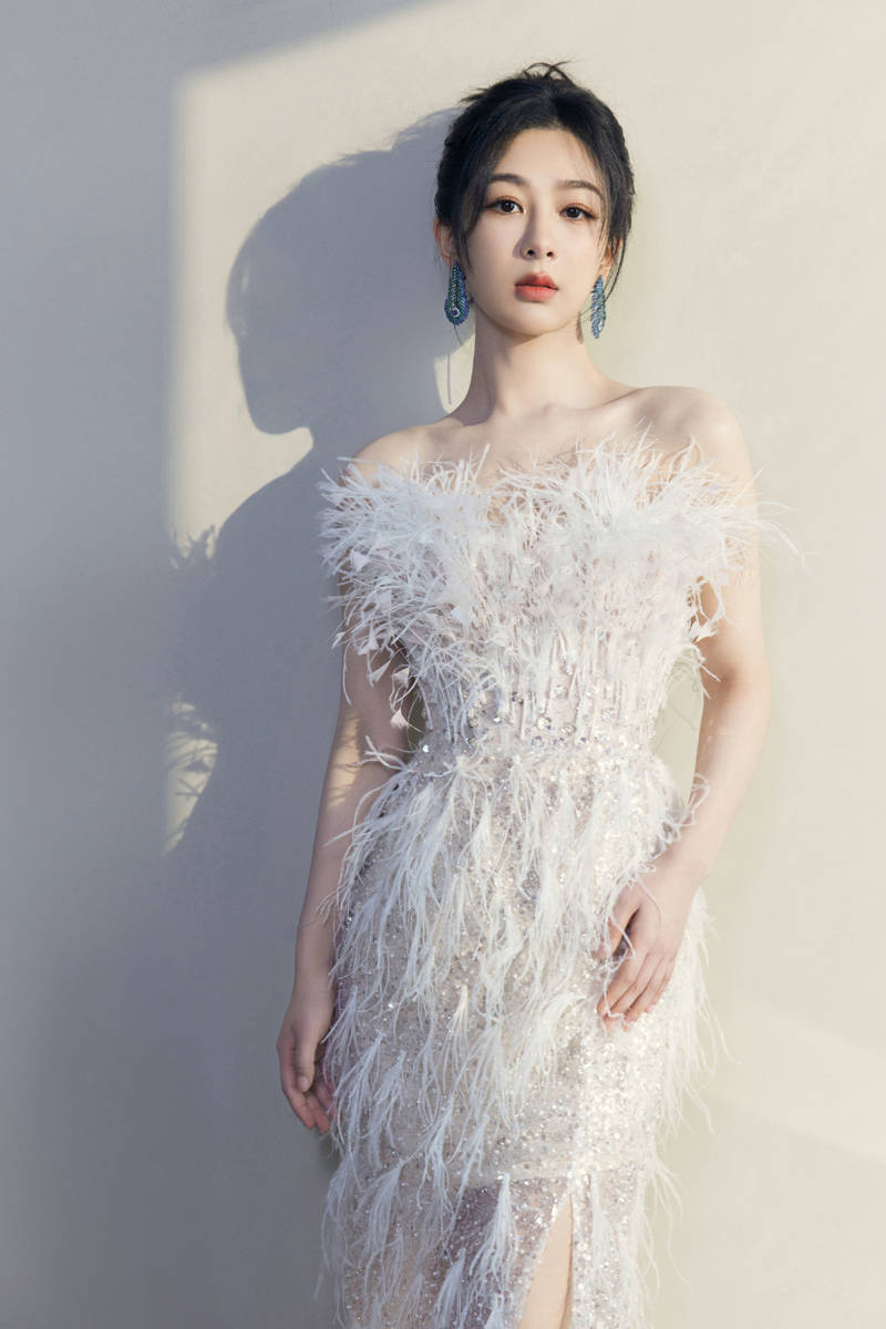 杨紫穿抹胸羽毛裙美如白天鹅 轻盈飘渺秀光滑美腿