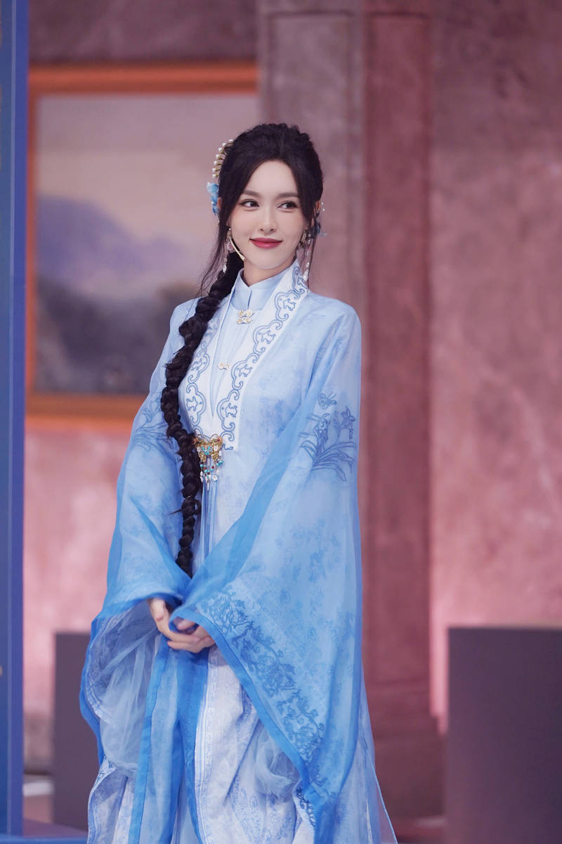 唐嫣一袭青衣古装渲染古典之雅宛若画中美人
