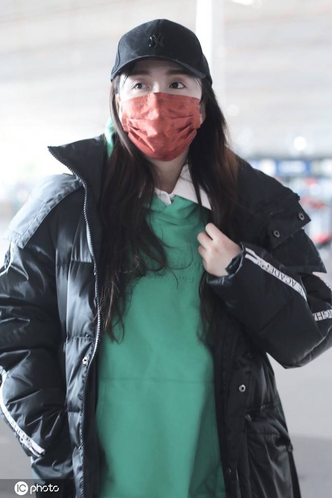 娄艺潇北京机场出发身着绿色卫衣时髦减龄