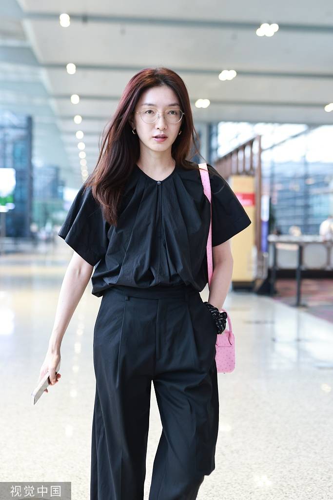江疏影大方素颜现身机场戴金丝眼镜书卷气十足
