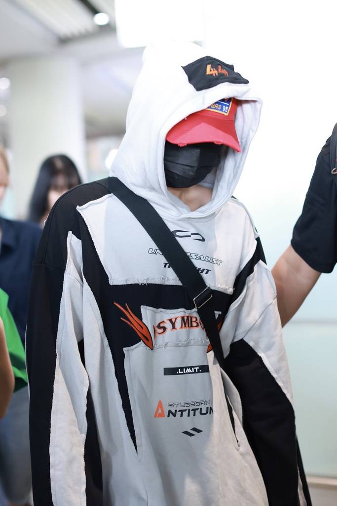 汪苏泷现身北京机场身着卫衣短裤休闲随性