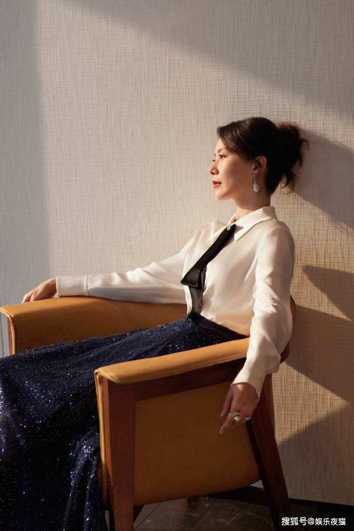 海清最新时尚写真优雅之余又不失都市女性干练气场