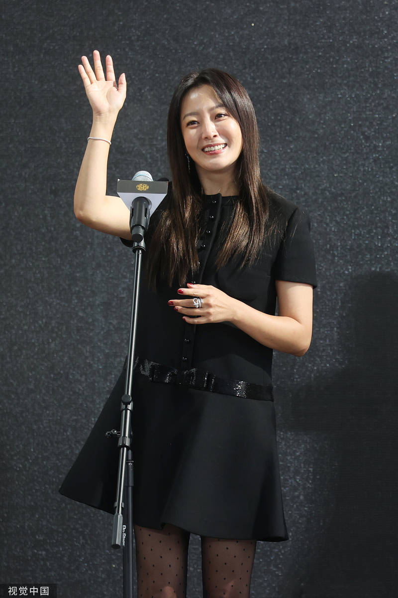 金喜善出席釜山电影节一袭黑衣气质温婉大气