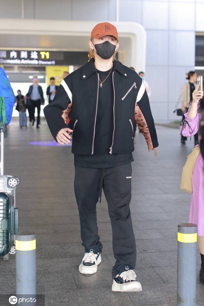 符龙飞现身长沙机场遇粉丝一路热情跟拍