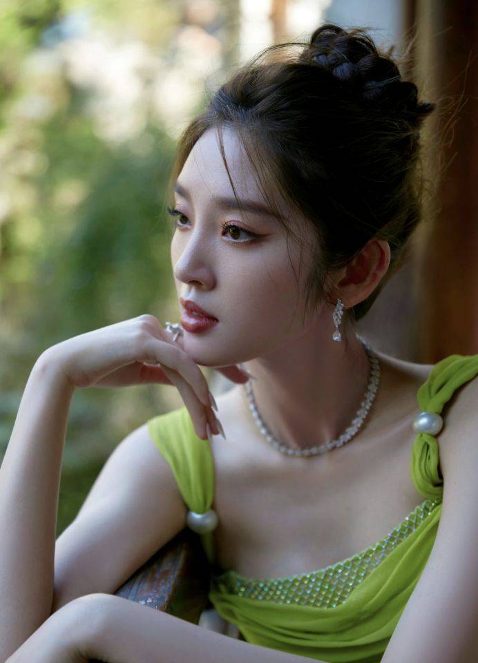 女星唐艺昕写真集温婉唯美端庄优雅