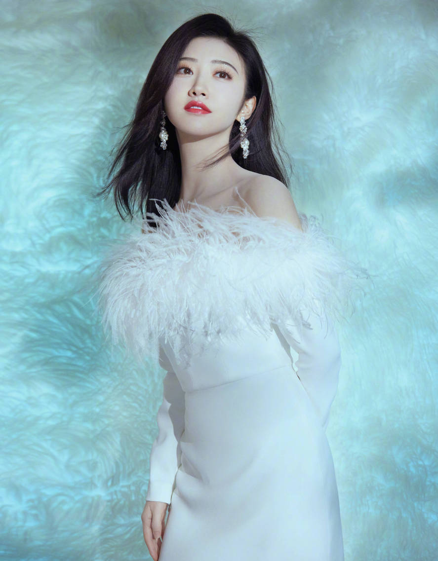 景甜身穿露肩短裙超性感体态优雅尽显妖娆身姿