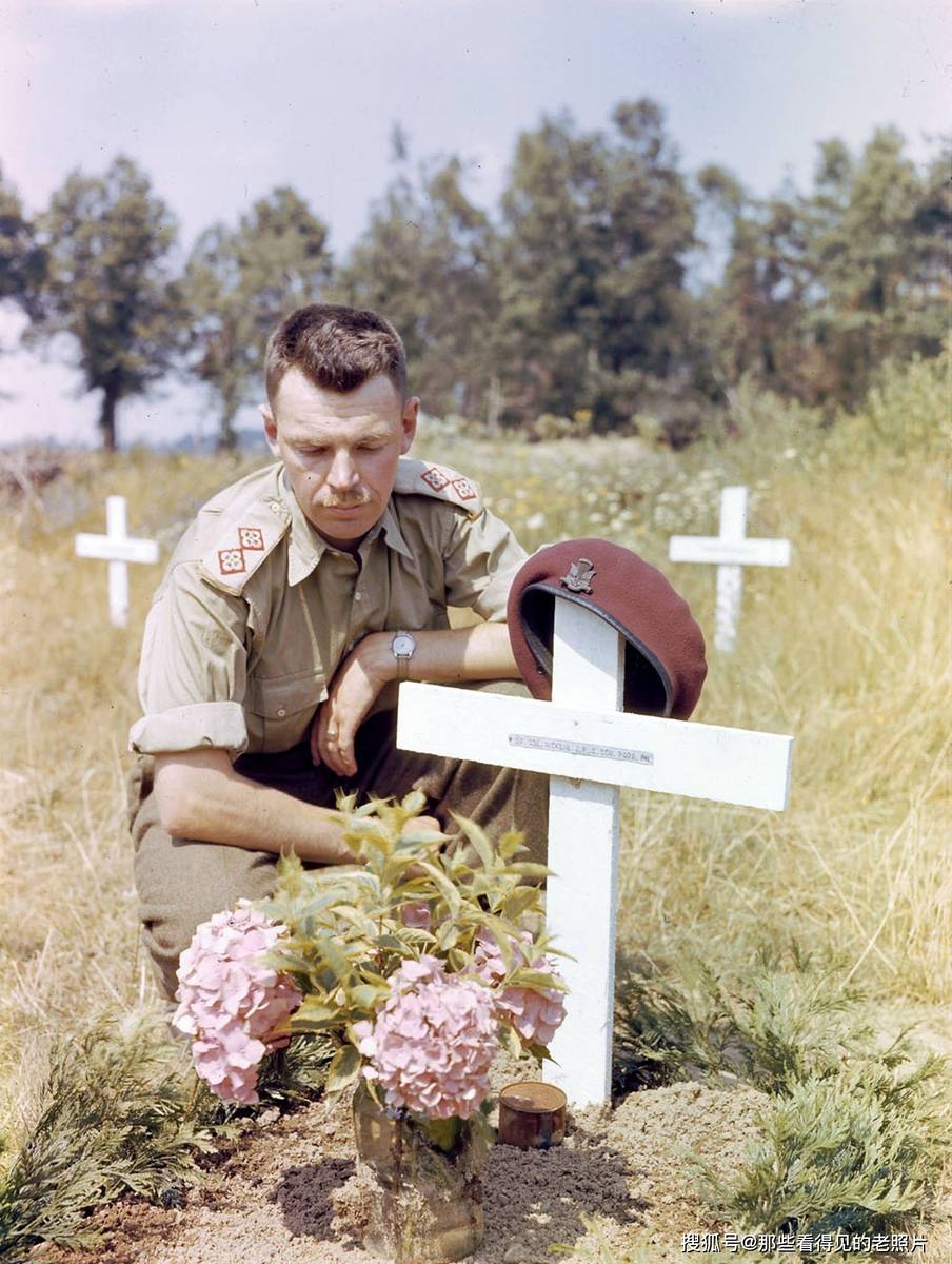二战老照片加拿大士兵哀悼战友