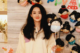 赵丽颖庆生派对曝光 许愿吹蜡烛太可爱