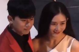 张杰谢娜合体拍广告 三个女儿现身探班