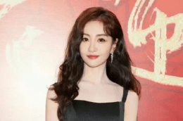 41岁杨蓉生图状态惊艳 着黑色礼裙面露甜笑