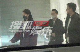 张小斐酒店用餐 两位男士跟随其后又A又飒