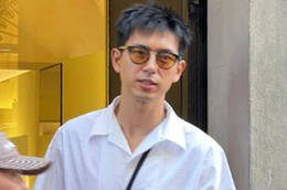 李现佛罗伦萨街头看表演 举手机拍照接地气