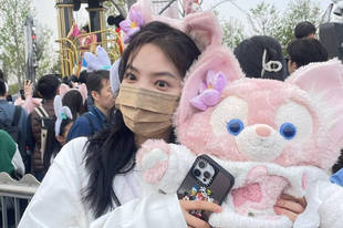 章若楠游迪士尼元气可爱