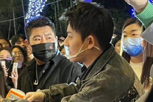 陈翔夜市摆摊被网友偶遇 场面热闹