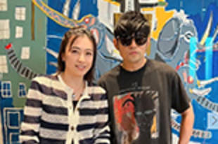 甘比晒与周杰伦合照 身后是老公最爱的画作