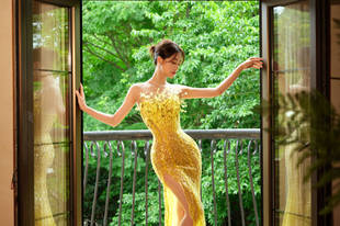 蓝盈莹穿黄色礼裙秀纤腰