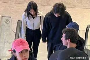 十指相扣！19岁苏翊鸣跟花滑美女秀恩爱
