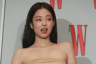 Jennie着裸色长裙