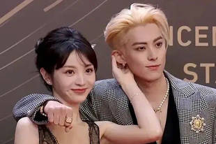 王鹤棣田曦薇挽手走红毯 帅哥靓女同框