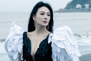 张雨绮穿深V礼服秀傲人身材 似优雅黑天鹅