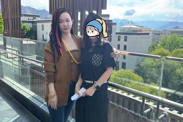 杜江霍思燕拉萨游玩 和网友亲切合影