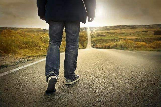 1,走路时要保持在中等强度的速度,这是世界范围内公认的最有效的运动