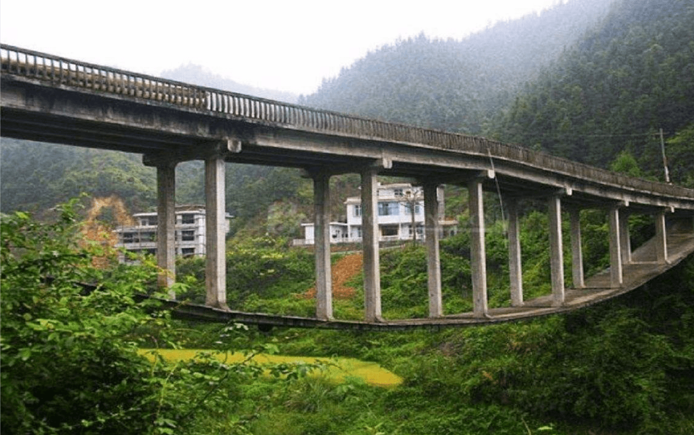 这座桥可以称之为中国最奇葩的桥,他的名字叫做淘金大桥,位于河南洞口