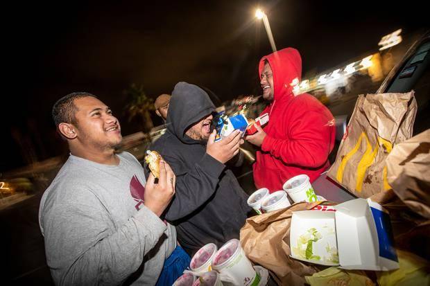 急!头发太长受不了,新西兰人深更半夜在理发店门口排长队