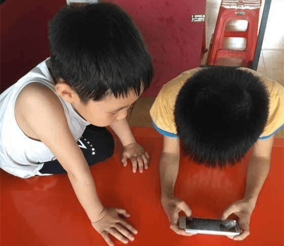 一半以上小学生玩手游堵不如疏换个角度看游戏