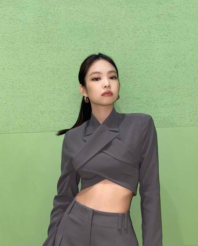 原创鬼马精灵jennie上身灰色交叉西装造型蚂蚁腰赚足回头率