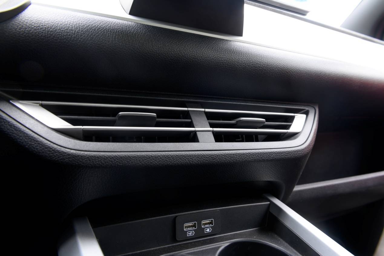 中间的空调出风口驾驶模式切换和换挡操作区我觉得里面整体给人的感觉