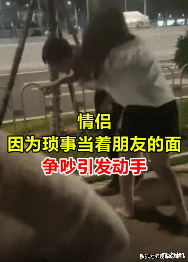 女子路边暴打男友,忍无可忍男子直接背后抱摔女子,百万网友:打的好