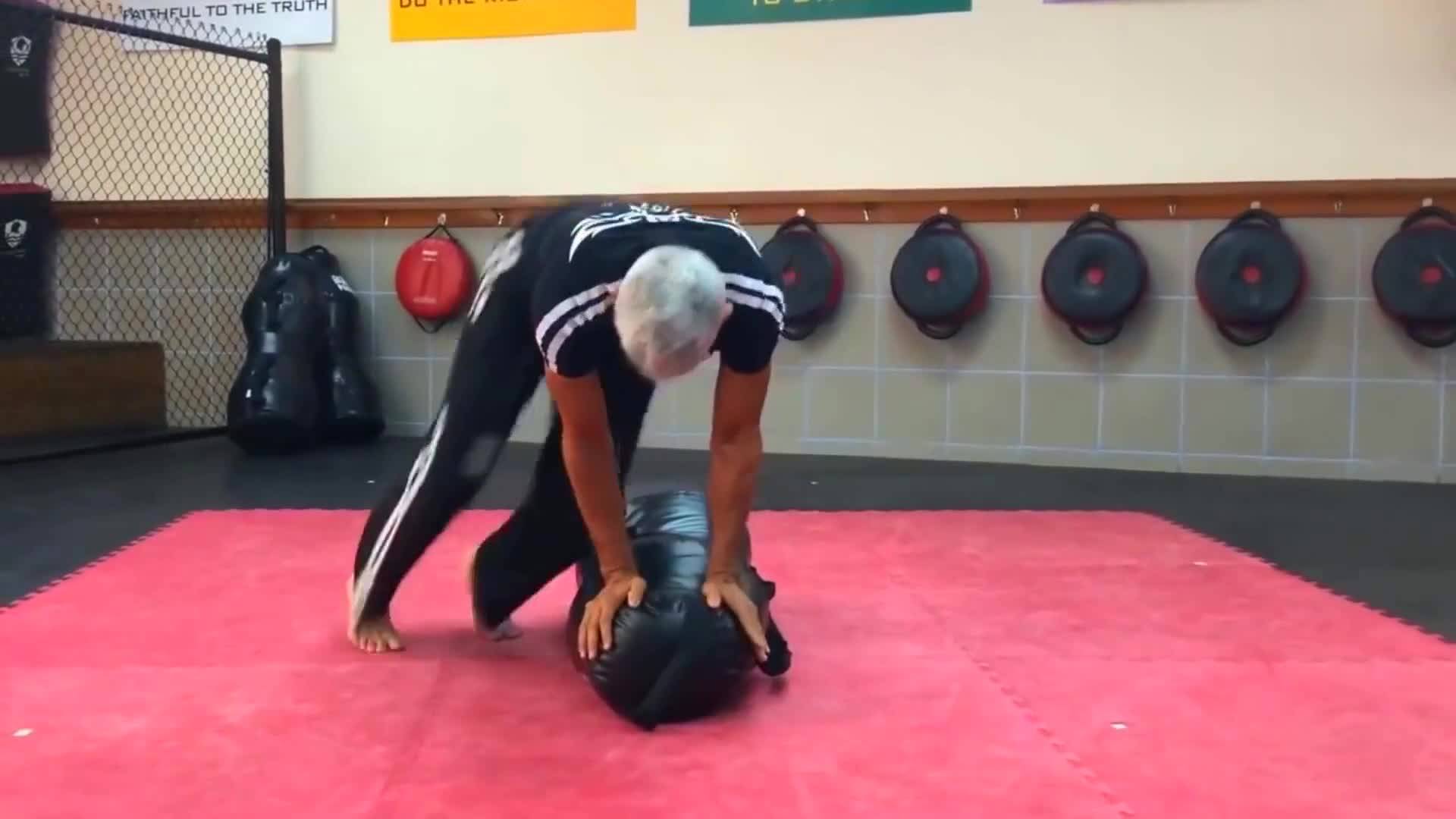 巴西柔术大师教你地面快速移动mma练习者必学的技巧