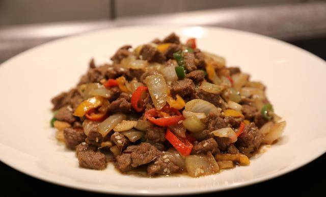 孜然洋葱炒牛肉粒