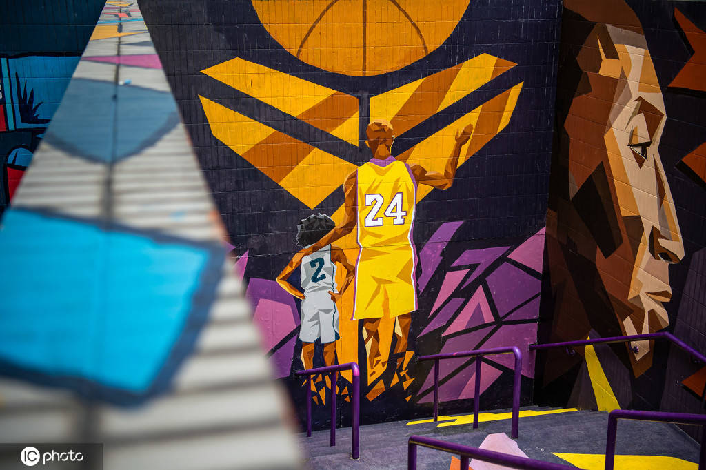 组图广州现科比涂鸦墙球迷前来留影悼念