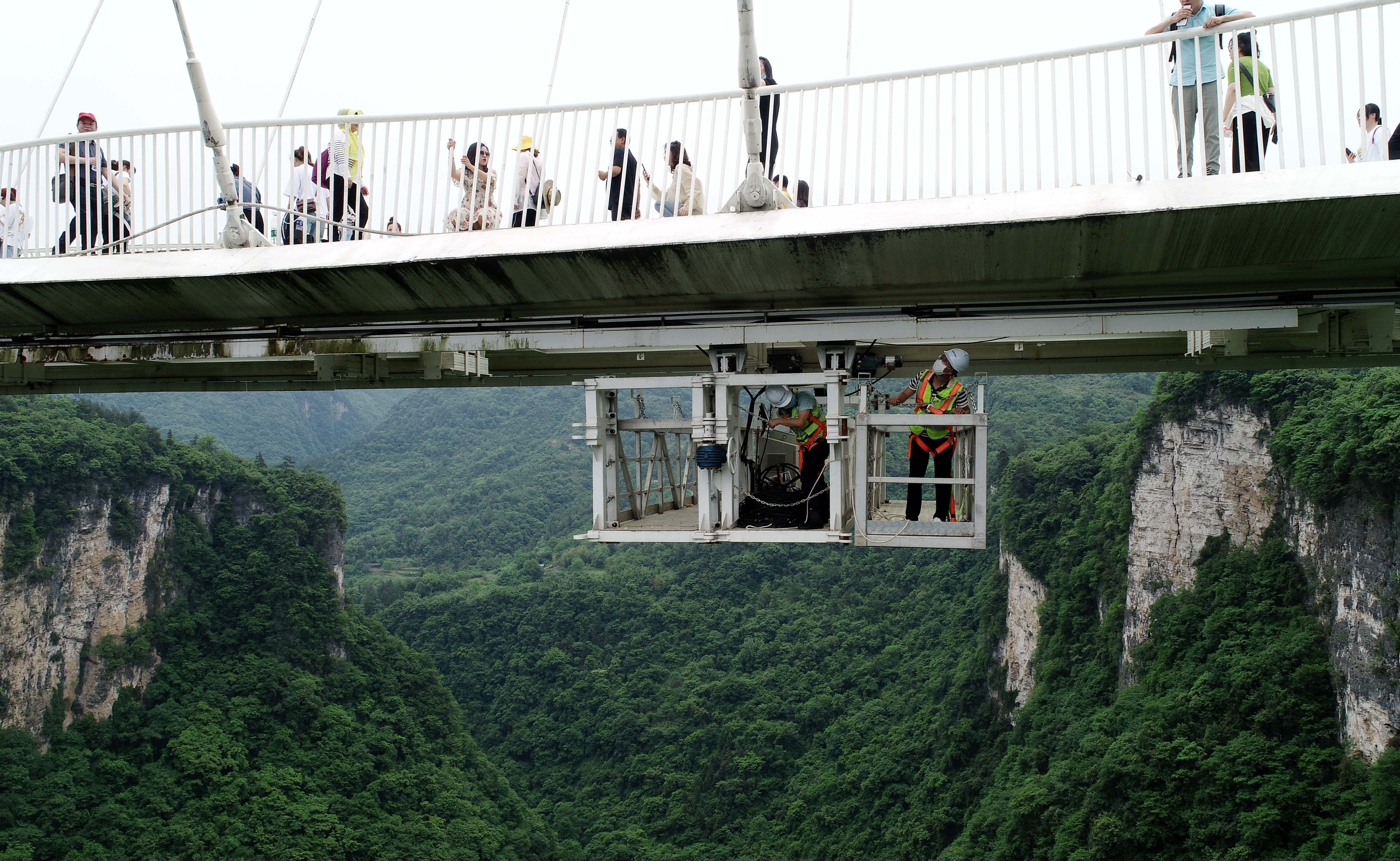 張家界:峽谷玻璃橋 巡檢保安全