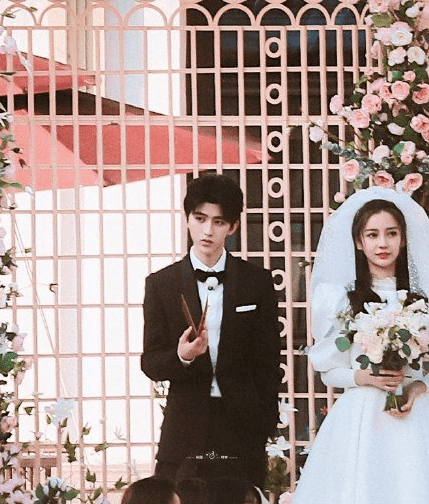 据网友爆料,baby身穿婚纱手拿捧花,一旁的蔡徐坤则穿着黑色西装,不