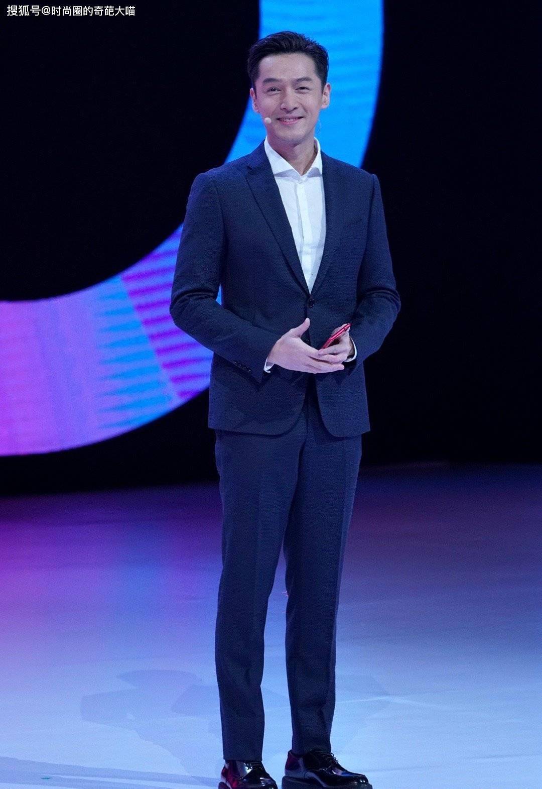 胡歌不愧是西装收割者,各型各款都穿了个遍,从来没有一套失手过