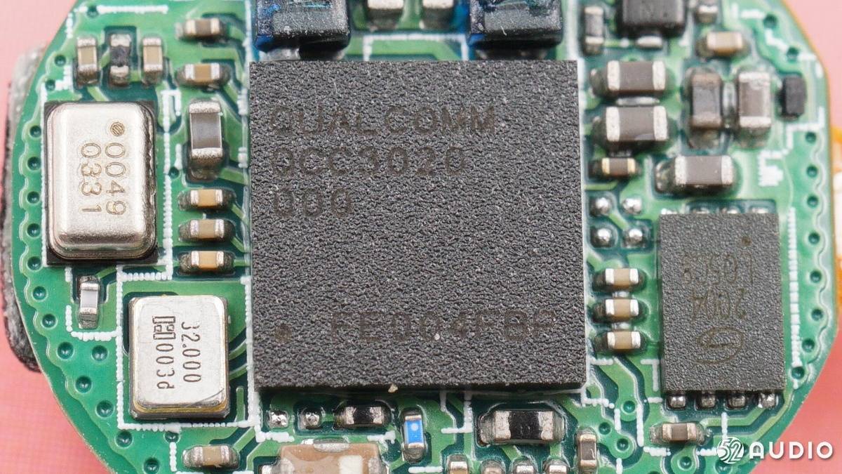 取下缓震泡棉,可见声迈x3的主控芯片为高通qcc3020.