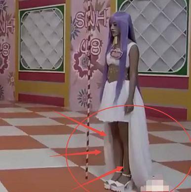 原创鞠婧祎cos雅典娜为何只拍上半身?看了全景图,才知被骗这么久