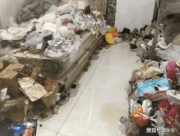 出租屋尽是垃圾,女子生活一年,怎么受得了.