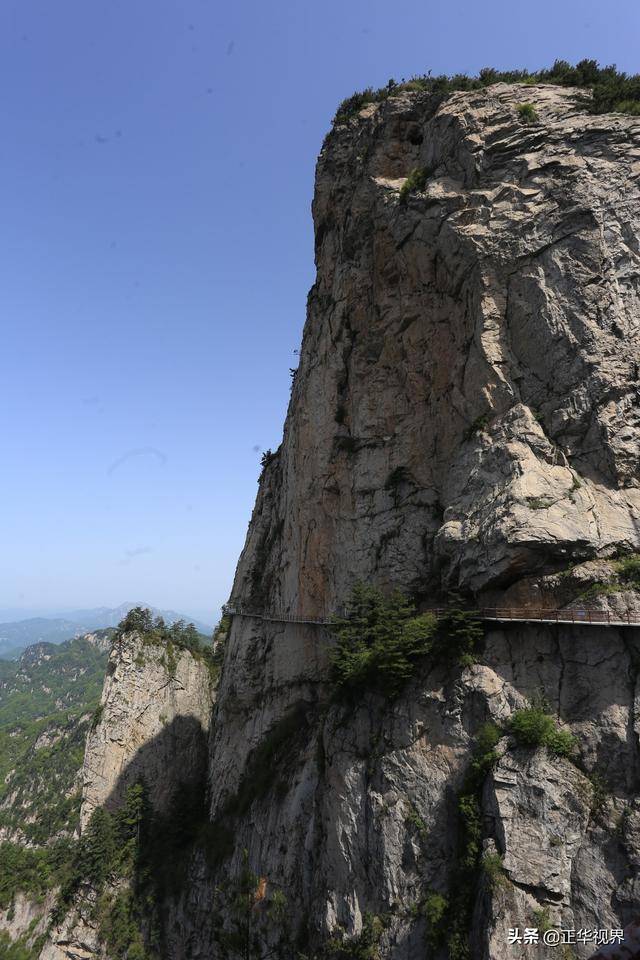 两千米高空航拍伏牛山最高峰壁立千仞,有华山之险,泰山之巍峨