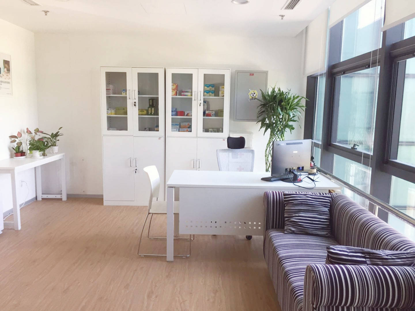 (企业医务室实拍图)