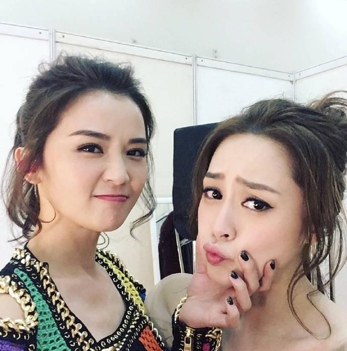 twins出道19周年 蔡卓妍钟欣潼晒奖杯专辑庆祝