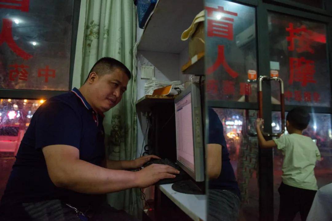 八名视力残疾人的音乐之旅