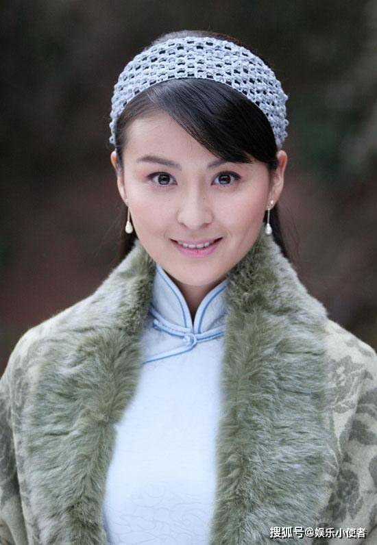 是一位十分清纯可爱的小姑娘,在进入娱乐圈之后因参演《花季雨季》
