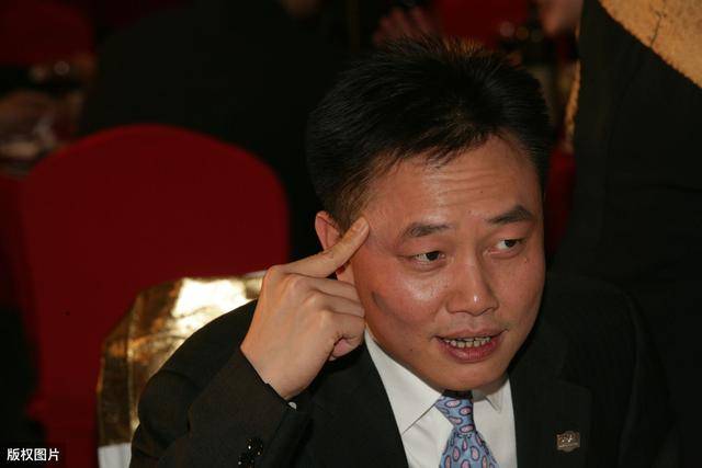 2008年,黄光裕入狱,将国美交给随着被兼并的永乐而进入国美的陈晓,没