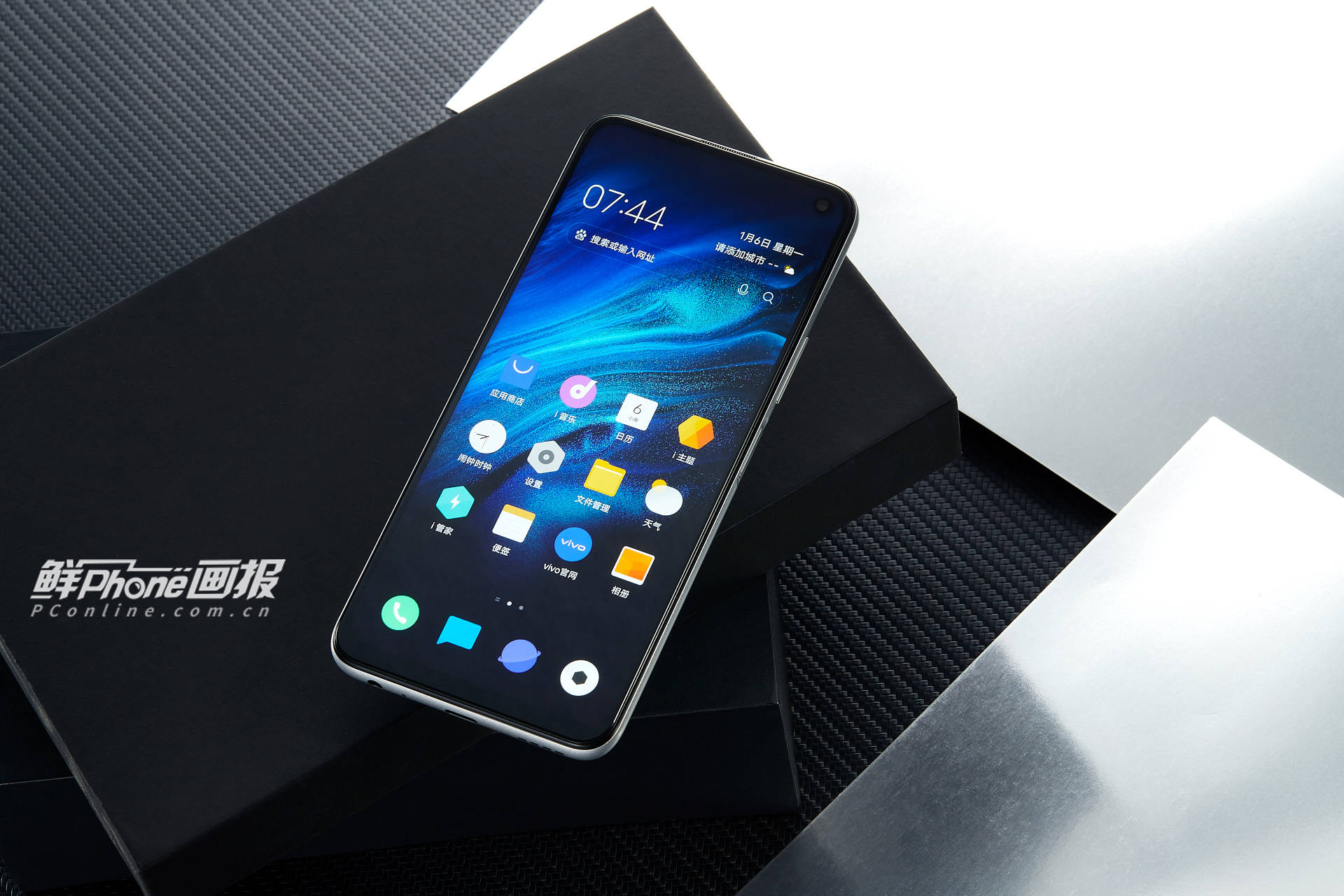 iqoo z1图赏:银色光纹,科技与时尚的结合体