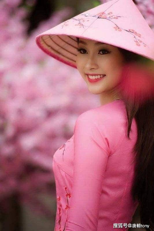 如果你到越南旅游,不管在城市还是乡村,身穿奥黛的女人都会随处可见.