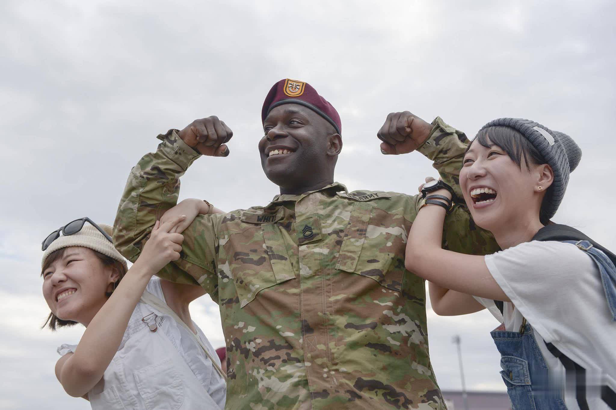 驻日美军公然打劫店铺!冲绳人:要求美军立即滚出日本